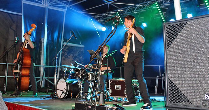 Markt beim Weinfest voll (Foto: Karl-Heinz Herrmann)
