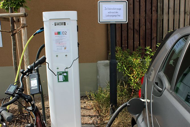 E-Tankstelle für Autos und Fahrräder (Foto: Karl-Heinz Herrmann) E-Tankstelle für Autos und Fahrräder (Foto: Karl-Heinz Herrmann)