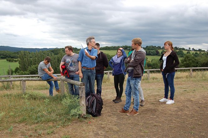 Studierende der Geologie w&auml;hrend der Feldarbeit 2015 (Foto: N. Stuth)