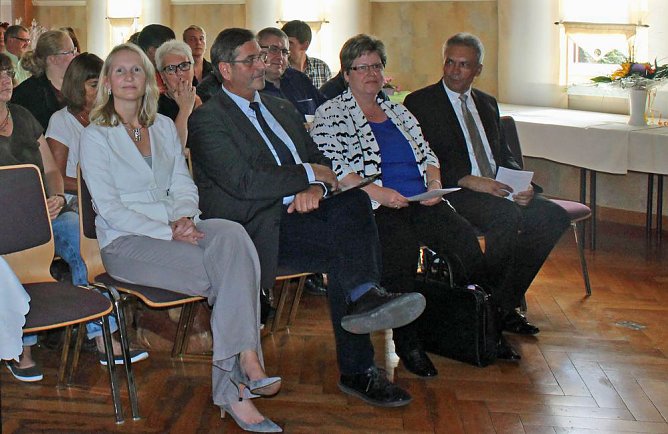 Zeugnisübergabe bei Bildungsverein (Foto: Karl-Heinz Herrmann) Zeugnisübergabe bei Bildungsverein (Foto: Karl-Heinz Herrmann)