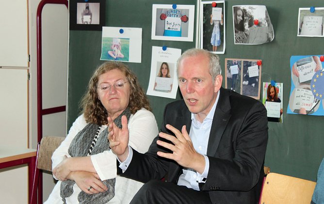 EU-Politiker im Gymnasium (Foto: Karl-Heinz Herrmann) EU-Politiker im Gymnasium (Foto: Karl-Heinz Herrmann)