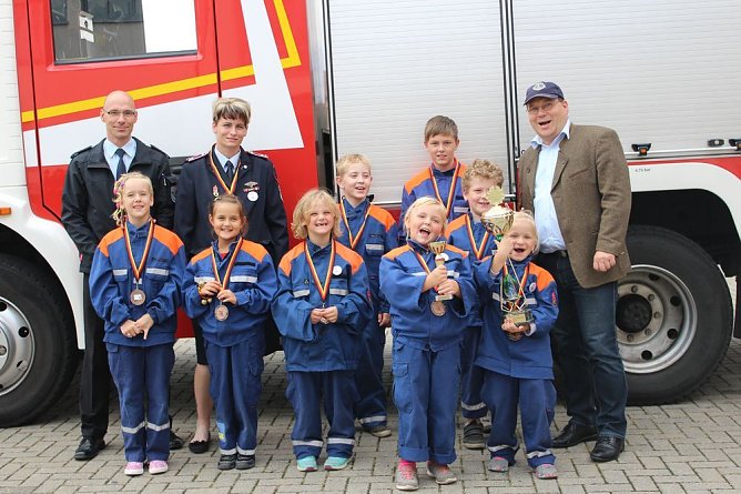 Medaillen übergeben (Foto: Karl-Heinz Herrmann) Medaillen übergeben (Foto: Karl-Heinz Herrmann)