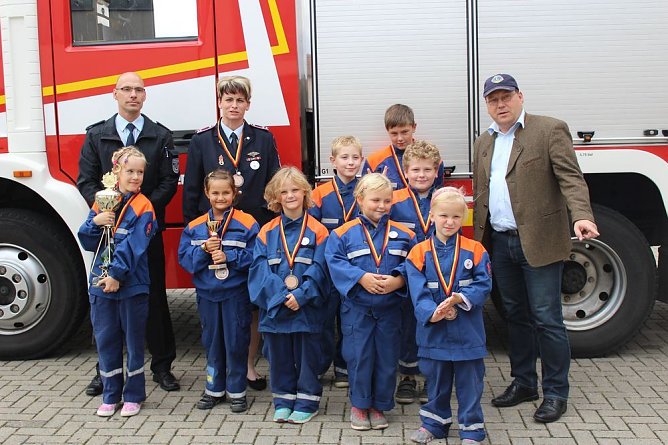 Medaillen übergeben (Foto: Karl-Heinz Herrmann) Medaillen übergeben (Foto: Karl-Heinz Herrmann)