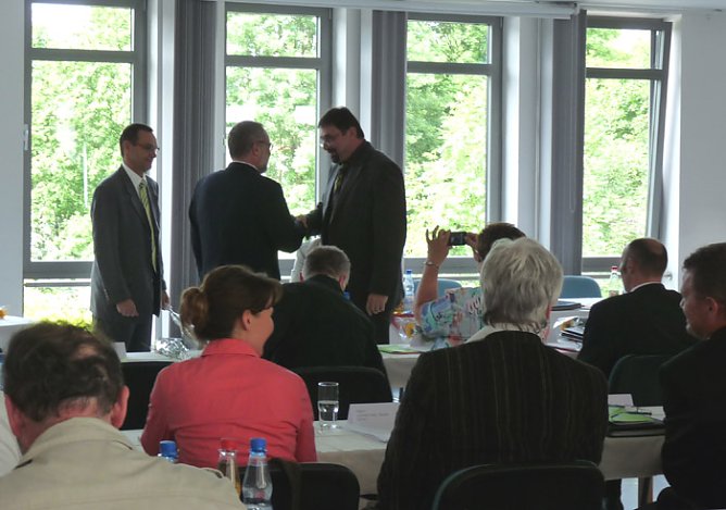 Verpflichtung per Handschlag (Foto: Karl-Heinz Herrmann) Verpflichtung per Handschlag (Foto: Karl-Heinz Herrmann)