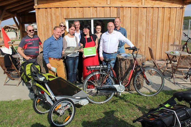 E-Bikes, Faltkarte und Ladepunkte vorgestellt (Foto: Karl-Heinz Herrmann) E-Bikes, Faltkarte und Ladepunkte vorgestellt (Foto: Karl-Heinz Herrmann)