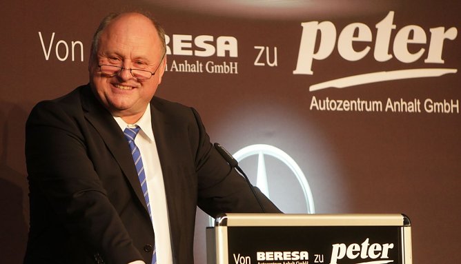 Der Senior-Chef begr&uuml;&szlig;t (Foto: nnz)