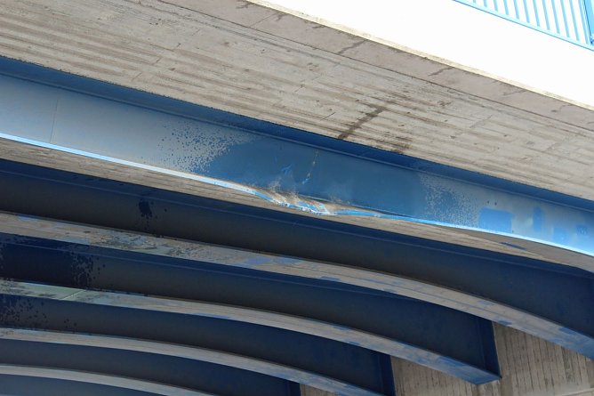 Schwerer Unfall zwischen Abschleppwagen und Br&uuml;cke (Foto: Karl-Heinz Herrmann)