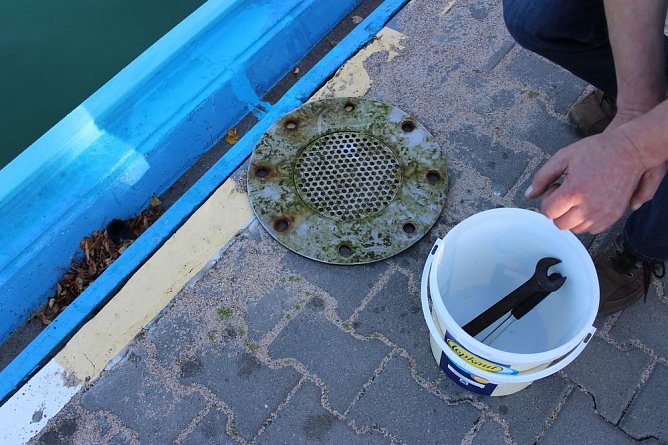 Taucher im Schwimmbad im Einsatz (Foto: Karl-Heinz Herrmann)