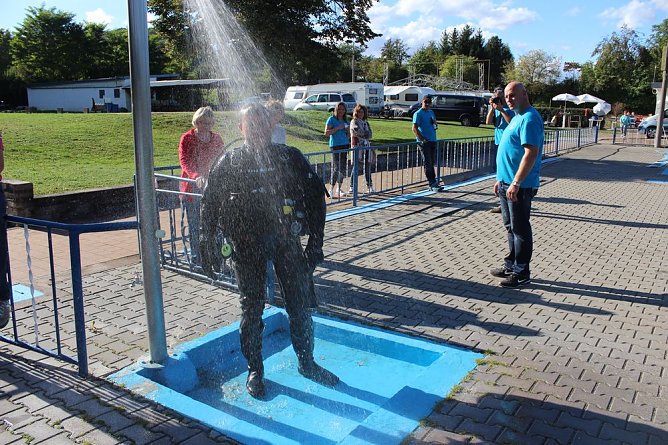Taucher im Schwimmbad im Einsatz (Foto: Karl-Heinz Herrmann)