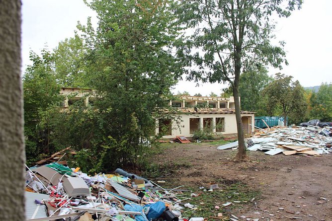 Mit Abriss wird begonnen (Foto: Karl-Heinz Herrmann) Mit Abriss wird begonnen (Foto: Karl-Heinz Herrmann)