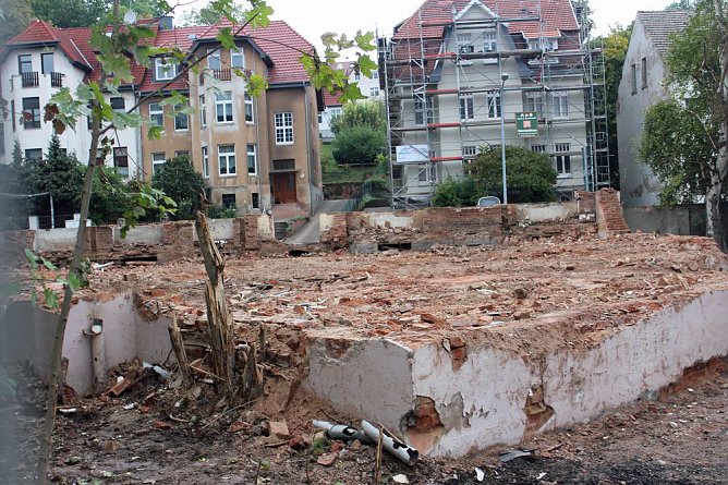 Mit Abriss wird begonnen (Foto: Karl-Heinz Herrmann) Mit Abriss wird begonnen (Foto: Karl-Heinz Herrmann)