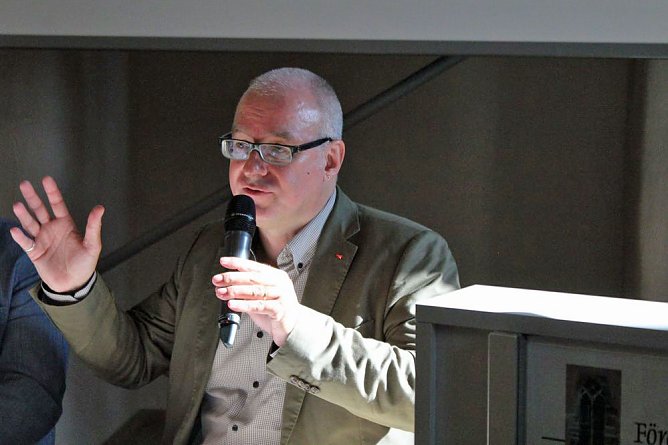 Statt Altersarmut – Rente rauf! (Foto: Karl-Heinz Herrmann) Statt Altersarmut – Rente rauf! (Foto: Karl-Heinz Herrmann)