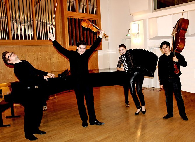 Konzert für sechs Autohupen und mehr. (Foto: Ensemble via nova) Konzert für sechs Autohupen und mehr. (Foto: Ensemble via nova)