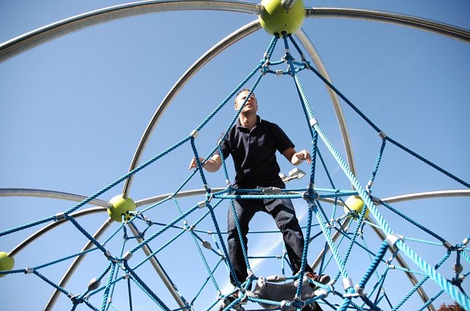 Spielplatz wird &uuml;berpr&uuml;ft (Foto: T&Uuml;V Th&uuml;ringen)