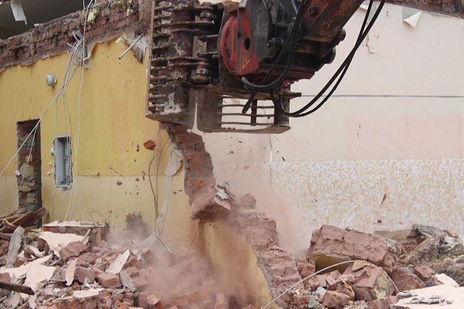 Offizieller Start Abriss Franzbergschule (Foto: Karl-Heinz Herrmann) Offizieller Start Abriss Franzbergschule (Foto: Karl-Heinz Herrmann)