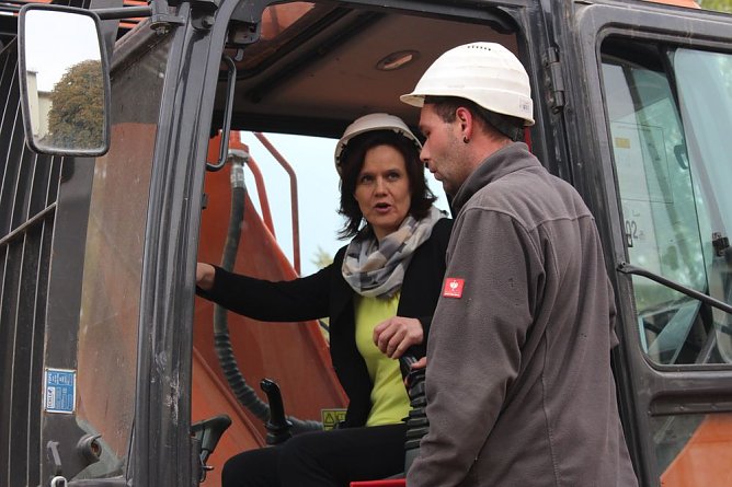 Offizieller Start Abriss Franzbergschule (Foto: Karl-Heinz Herrmann) Offizieller Start Abriss Franzbergschule (Foto: Karl-Heinz Herrmann)