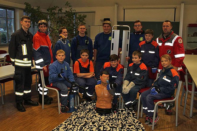 Ausbildung in erster Hilfe (Foto: Karl-Heinz Herrmann) Ausbildung in erster Hilfe (Foto: Karl-Heinz Herrmann)