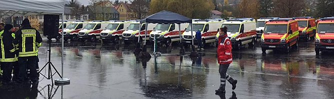 Rettungsfahrzeuge &uuml;bergeben (Foto: Sven Oesterheld)