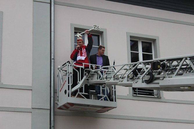 Nach Umzug Rathaus gestürmt (Foto: Karl-Heinz Herrmann) Nach Umzug Rathaus gestürmt (Foto: Karl-Heinz Herrmann)