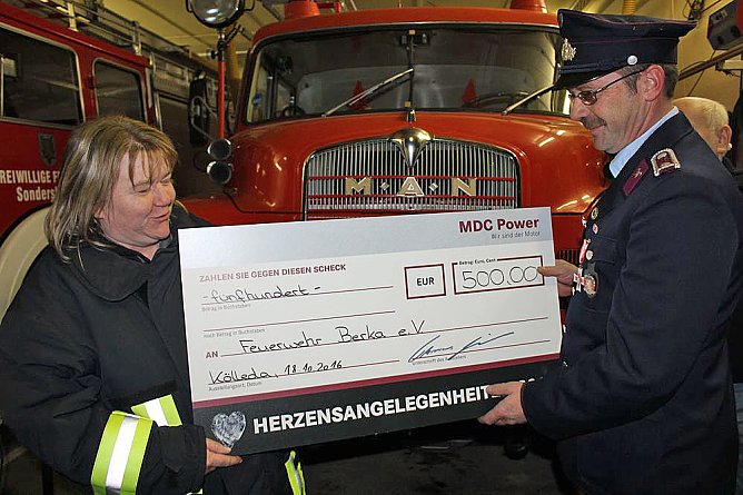 Spende für die Jugendfeuerwehr Berka (Foto: Karl-Heinz Herrmann) Spende für die Jugendfeuerwehr Berka (Foto: Karl-Heinz Herrmann)