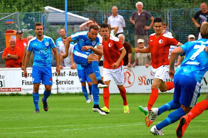 Spitzenspiel unter Flutlicht (Foto: Bernd Peter)