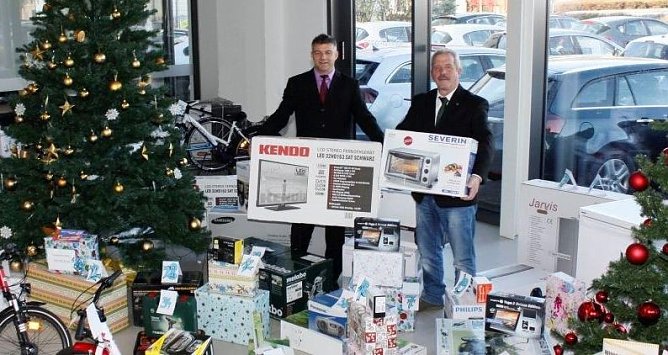 Bei Opel ist schon Weihnachten (Foto: AHP/Fischer)