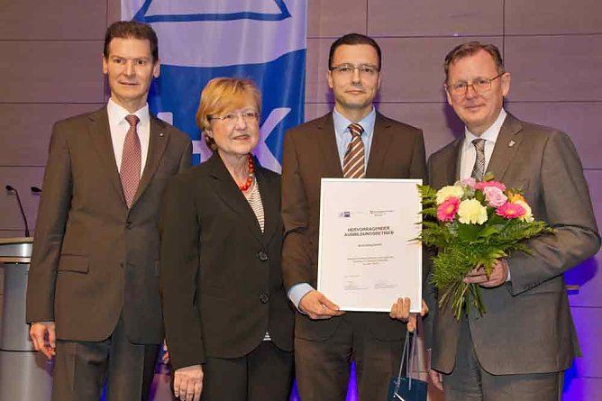 Hervorragender Ausbildungsbetrieb 2016 (Foto: IHK Erfurt) Hervorragender Ausbildungsbetrieb 2016 (Foto: IHK Erfurt)