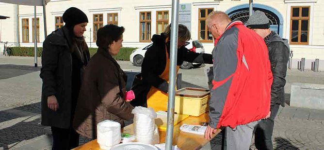Einmal essen macht zweimal satt (Foto: Karl-Heinz Herrmann) Einmal essen macht zweimal satt (Foto: Karl-Heinz Herrmann)