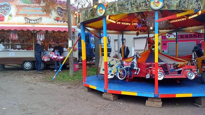 Karussell, Ponyreiten und mehr (Foto: J. Schlottmann) Karussell, Ponyreiten und mehr (Foto: J. Schlottmann)