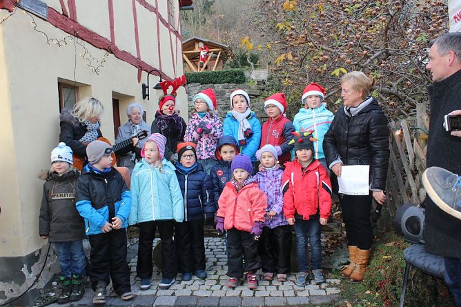 Der Weihnachtsmann kam nach Jechaburg (Foto: Karl-Heinz Herrmann) Der Weihnachtsmann kam nach Jechaburg (Foto: Karl-Heinz Herrmann)
