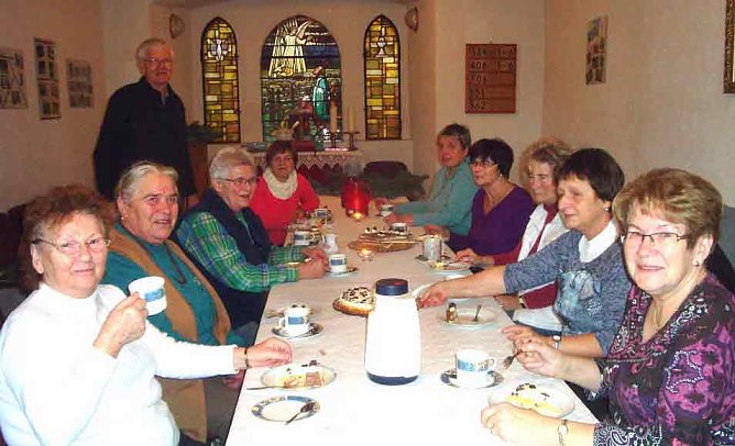 Basteln von Adventsgestecken (Foto: Peter Zimmer)