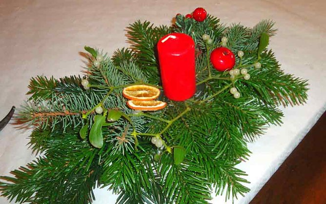 Basteln von Adventsgestecken (Foto: Peter Zimmer)