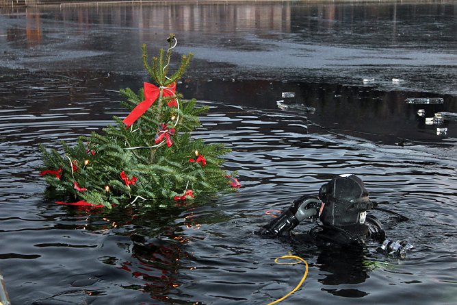 Massenansturm zum Weihnachtstauchen (Foto: Karl-Heinz Herrmann)