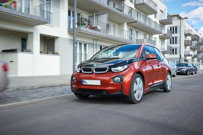 Im neuen ADAC EcoTest &uuml;bernimmt der BMW i3 die &ouml;kologische F&uuml;hrung. (Foto: ADAC)