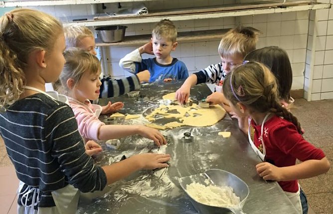 B&auml;cker Hartmann b&auml;ckt mit Kindern (Foto: Kita Arche Noah)
