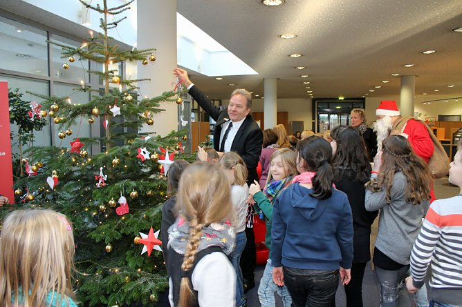 Weihnachtssingen in der Sparkasse (Foto: Karl-Heinz Herrmann)