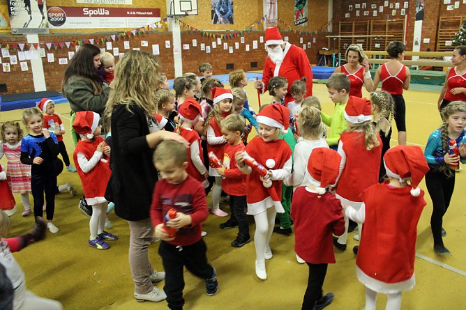 Weihnachtsturnen wird "erwachsen" (Foto: Karl-Heinz Herrmann)