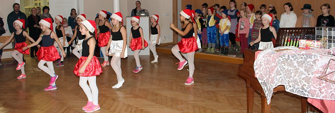 Begeisternde Weihnachtsfeier in der Schule (Foto: Karl-Heinz Herrmann) Begeisternde Weihnachtsfeier in der Schule (Foto: Karl-Heinz Herrmann)
