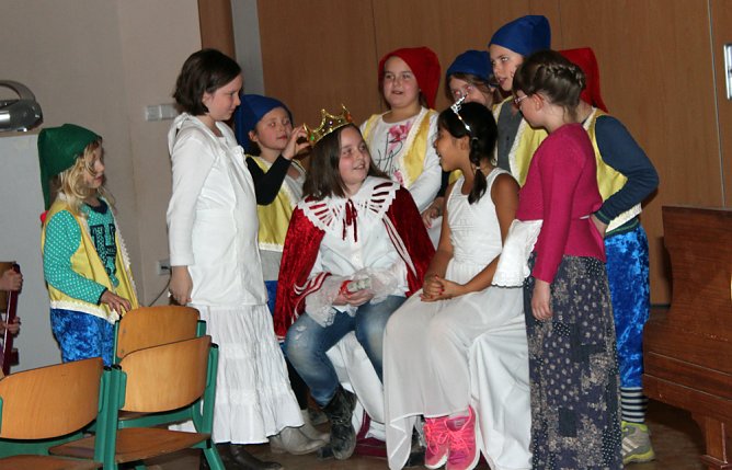 Begeisternde Weihnachtsfeier in der Schule (Foto: Karl-Heinz Herrmann) Begeisternde Weihnachtsfeier in der Schule (Foto: Karl-Heinz Herrmann)