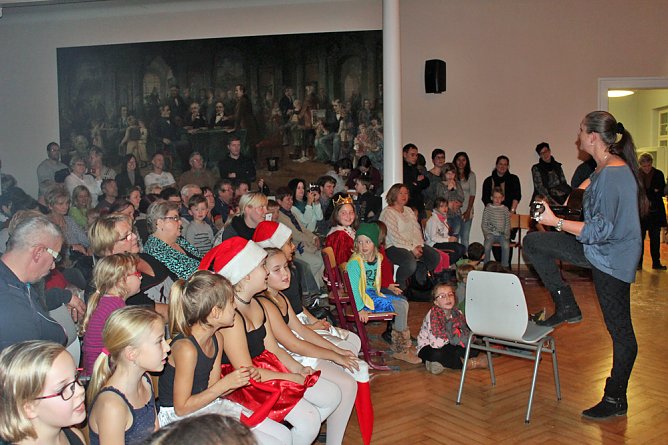 Begeisternde Weihnachtsfeier in der Schule (Foto: Karl-Heinz Herrmann) Begeisternde Weihnachtsfeier in der Schule (Foto: Karl-Heinz Herrmann)