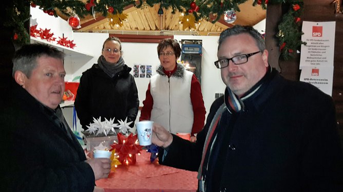 Weihnachtsmarkt gut besucht, aber...? (Foto: Karl-Heinz Herrmann) Weihnachtsmarkt gut besucht, aber...? (Foto: Karl-Heinz Herrmann)