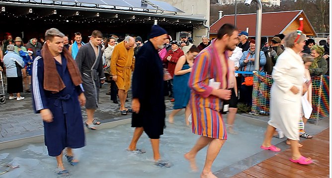 Besuchermagnet Eisbaden (Foto: Karl-Heinz Herrmann)