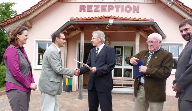 &Uuml;bergabe F&ouml;rderbescheid an Ferienpark Feuerkuppe (Foto: Karl-Heinz Herrmann)