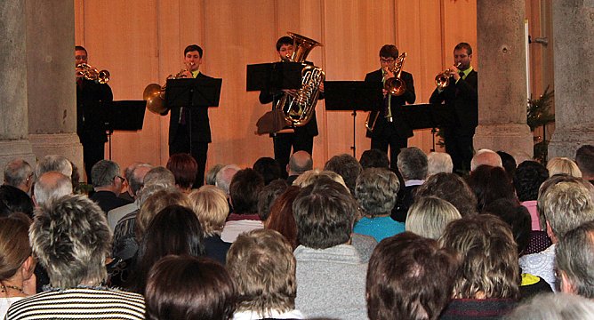 Ansturm auf Noten mit Dip (Foto: Karl-Heinz Herrmann)