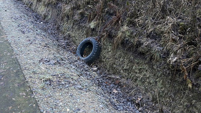 Radfahrer verlor Reifen (Foto: Karl-Heinz Herrmann) Radfahrer verlor Reifen (Foto: Karl-Heinz Herrmann)