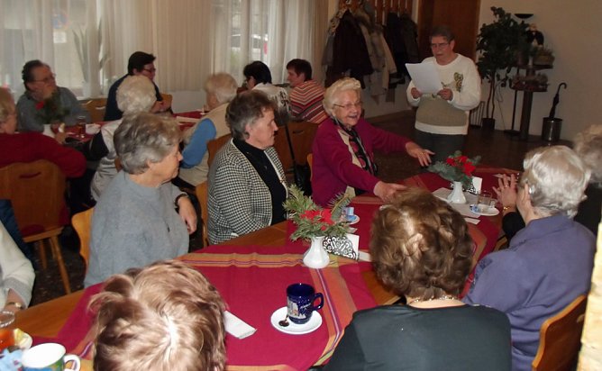 Kaffeetafel mit Geburtstagskindern im WB 4 (Foto: Thomas Leipold) Kaffeetafel mit Geburtstagskindern im WB 4 (Foto: Thomas Leipold)