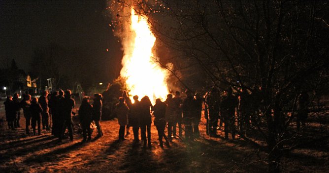 Am Knutfeuer erwärmt! (Foto: Karl-Heinz Herrmann) Am Knutfeuer erwärmt! (Foto: Karl-Heinz Herrmann)