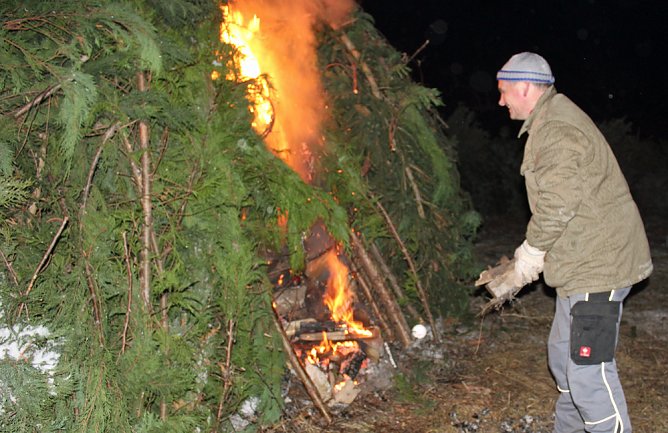 Am Knutfeuer erwärmt! (Foto: Karl-Heinz Herrmann) Am Knutfeuer erwärmt! (Foto: Karl-Heinz Herrmann)