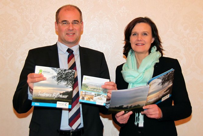 Die Landr&auml;te Jendricke und Hochwind mit neuen Werbematerial f&uuml;r die Region (Foto: Pressestelle Landratsamt Nordhausen)