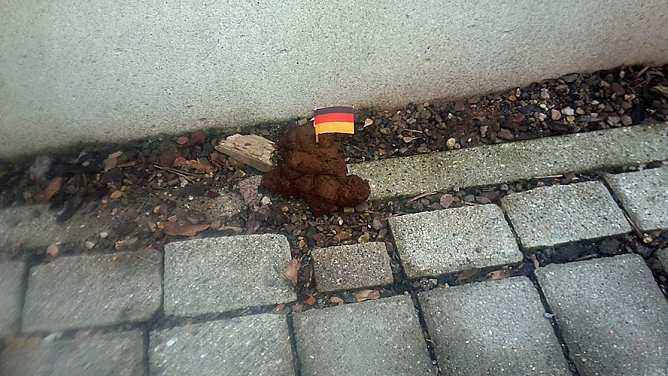 Patriotismus, Protest oder Geschmacklosigkeit? (Foto: Karl-Heinz Herrmann) Patriotismus, Protest oder Geschmacklosigkeit? (Foto: Karl-Heinz Herrmann)